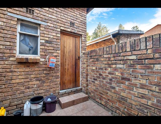 2 BEDROOM TOWNHOUSE FOR SALE IN WINDSOR WEST